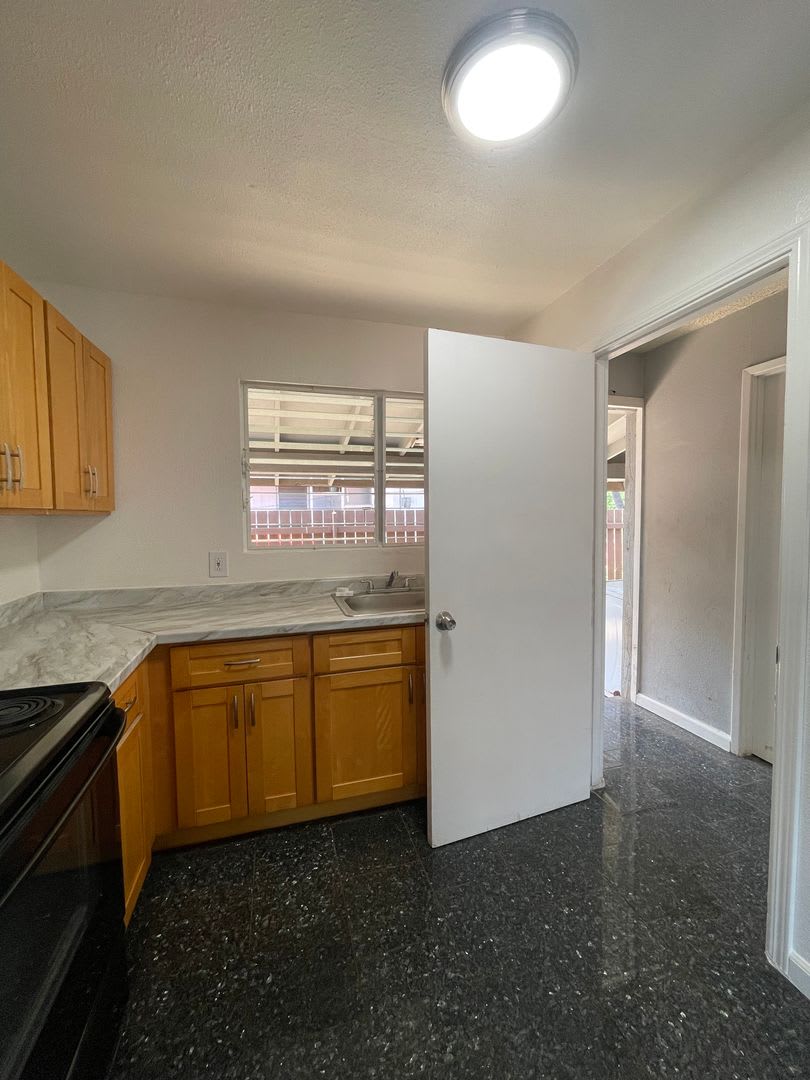 3 bedroom, 2 bath, 920 sq/ft, 1 parking – photo 3