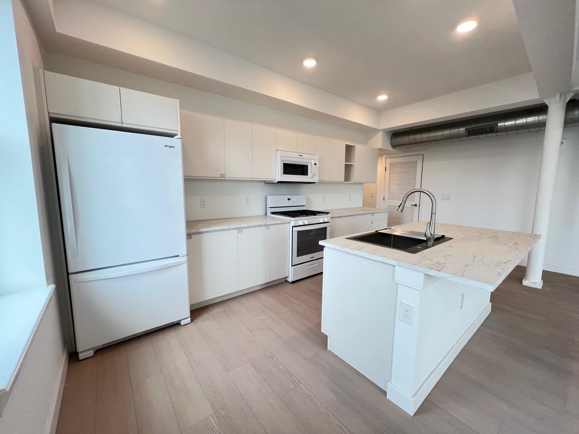 141 CHRISTOPHER COLUMBUS DR – photo 4