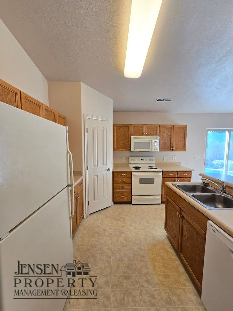 Three Bedroom Home in Painted Desert – photo 5