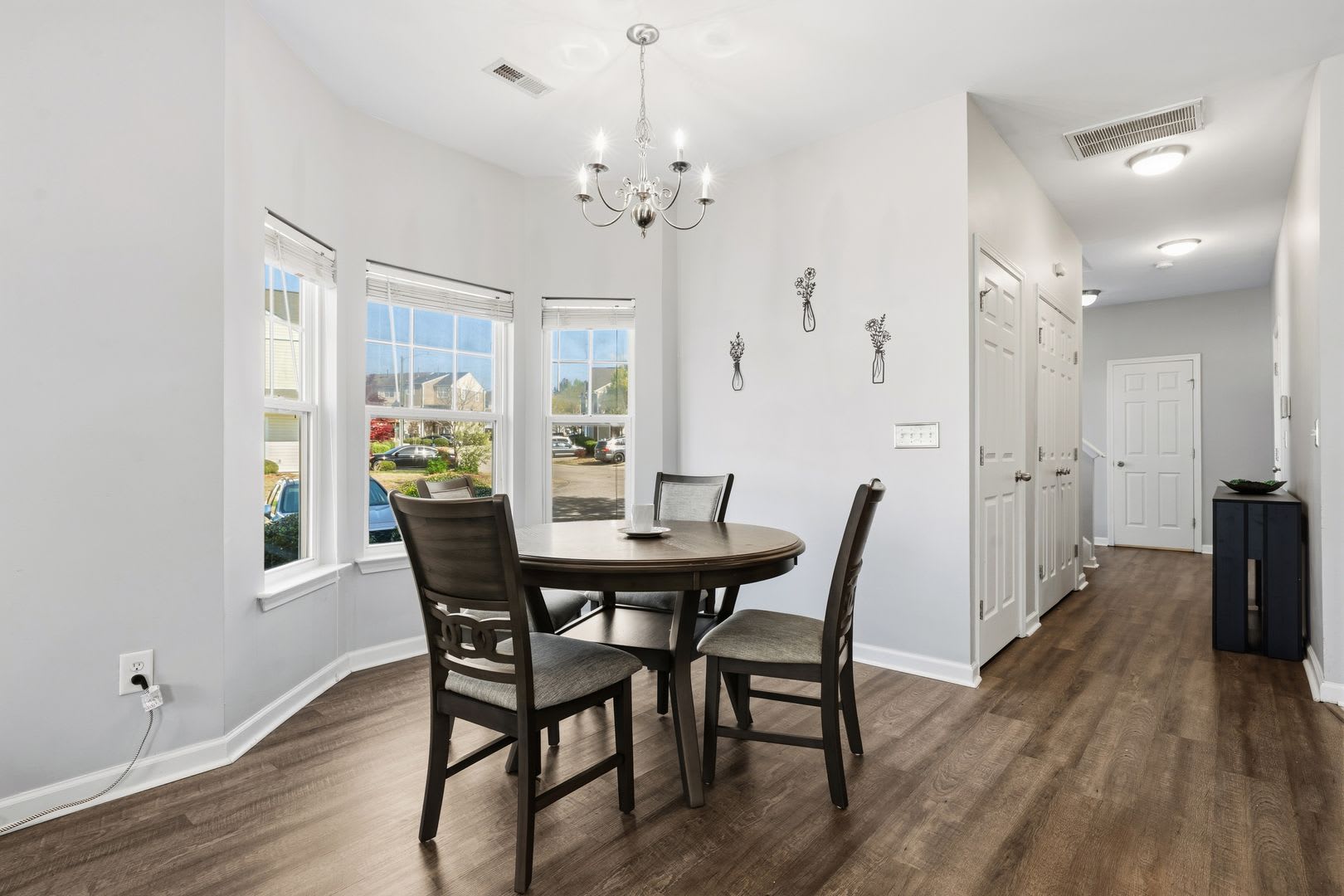 Fully Furnished Upgraded End Unit Retreat 3Br 2 5Ba Dedicated Office Space Private Garage Near Major Raleigh Medical Hubs – photo 4