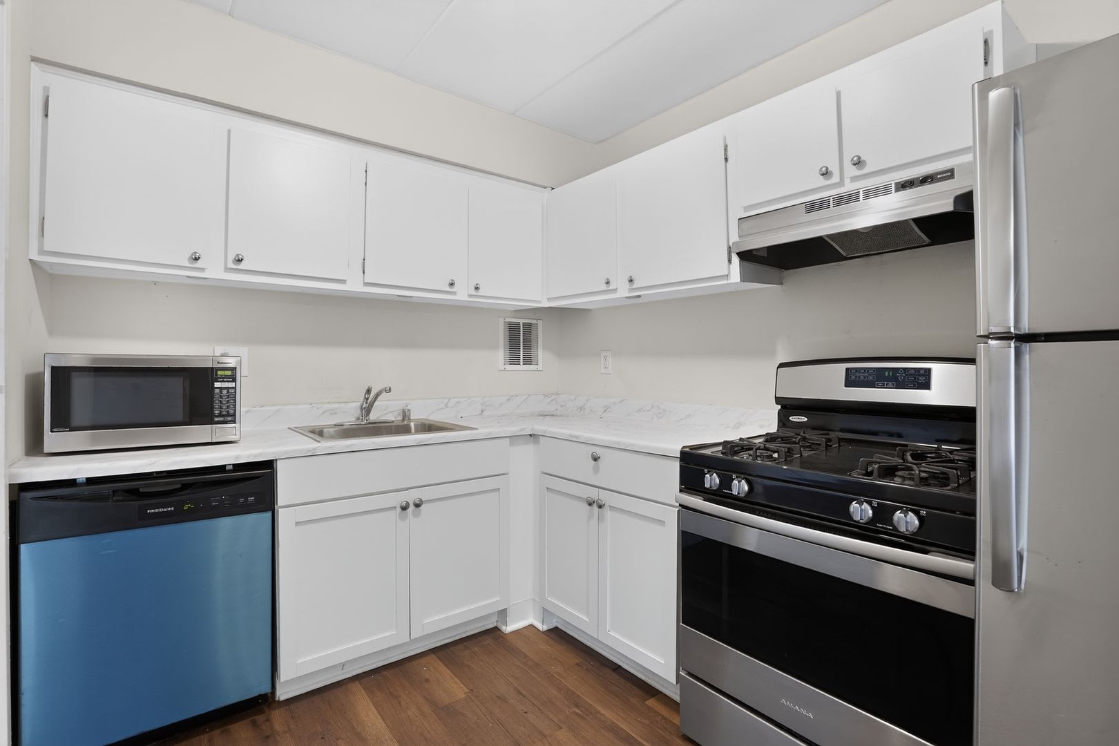 Welcome Home To This Bright And Inviting 2Bd 1Bth Condo In The Sought After Huntington Club Community All Utilties Included – photo 2