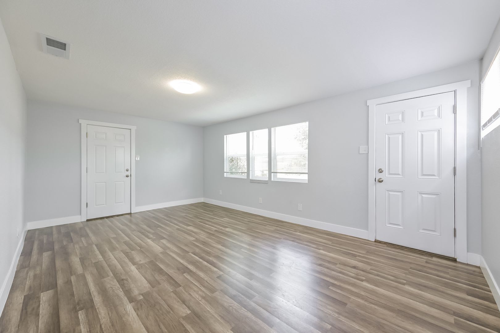 4 Weeks Free Rent Free 55 Tv If Moved In By 9 15 Beautifully Remodeled 3Bd 2Ba Home In Central Aurora – photo 5