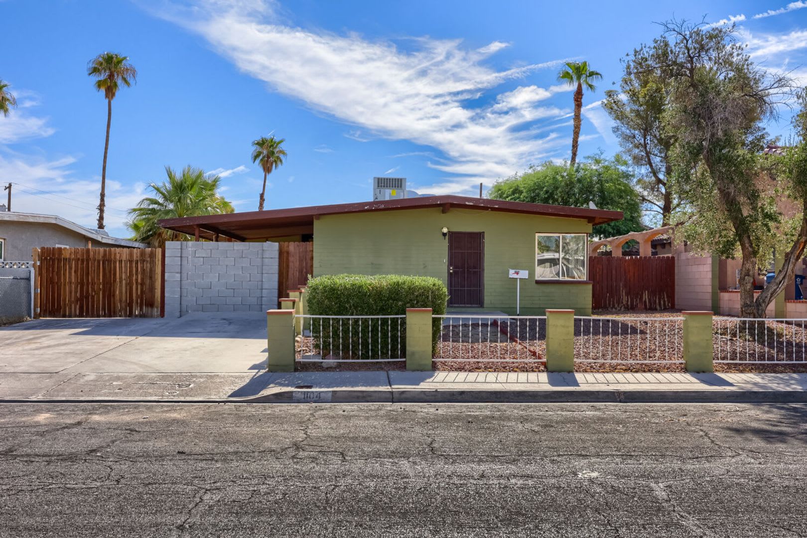 Charming 3 Bedroom Las Vegas Home With Rv Parking Huge Fenced Yard – photo 1