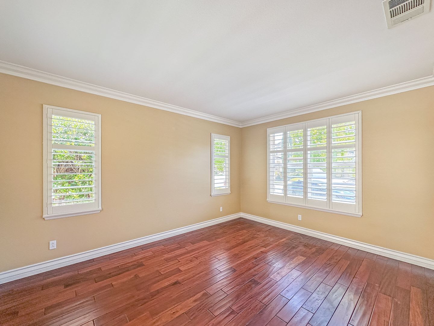 SD: Spacious 5B/4BA Home with Private Patio, Backyard & Soaking Tub – photo 2