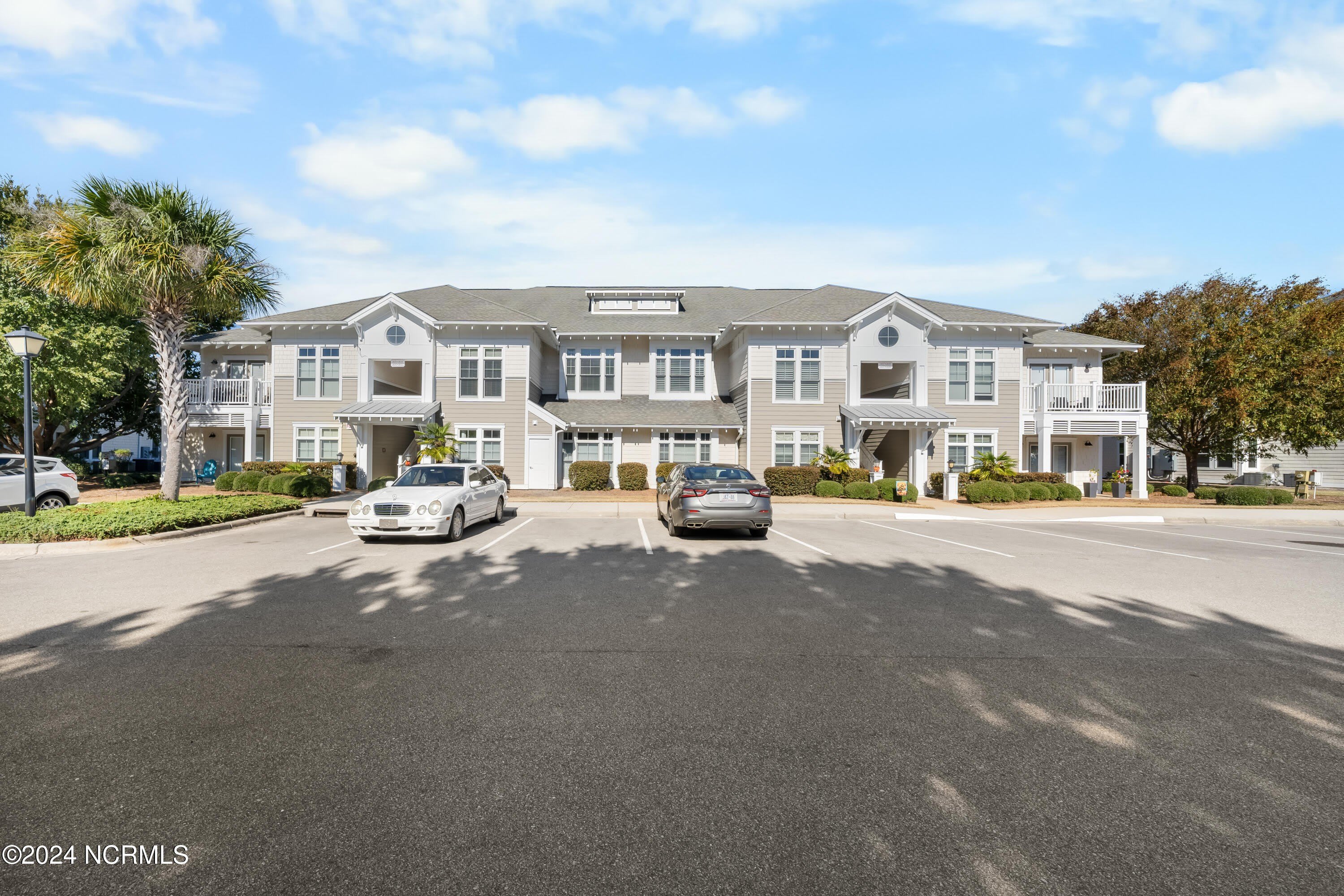 2537 St James Drive SE – photo 2