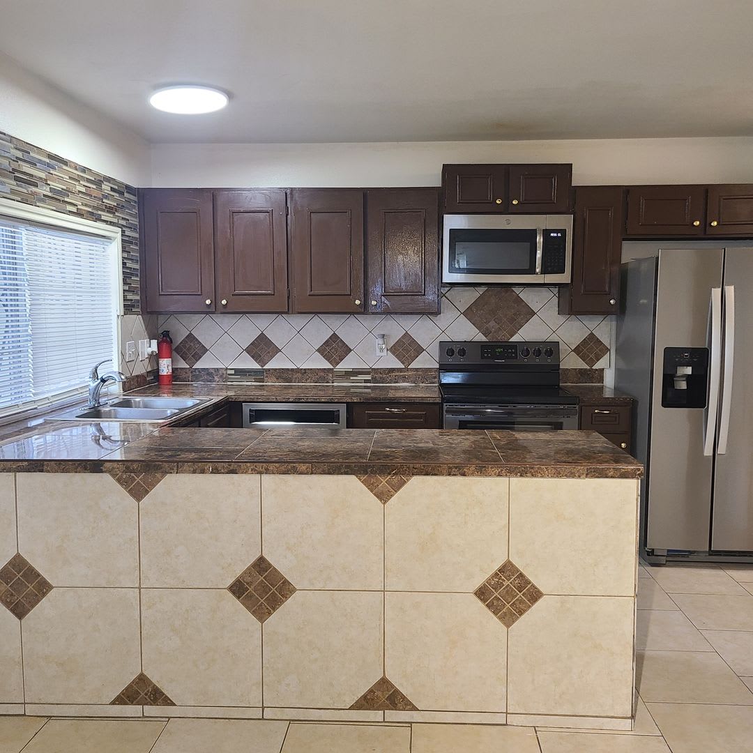Spacious 2 BR/2.5 bath townhome near the Medical Center w/a fenced in yard! – photo 4
