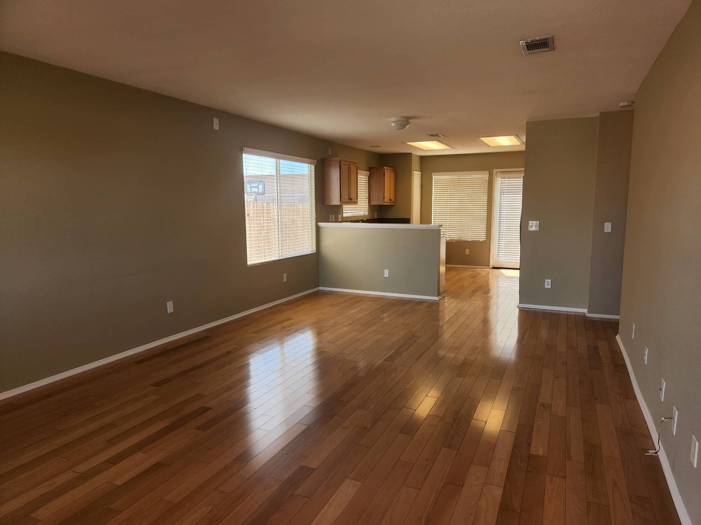 **MOVE IN SPECIAL*** $100 Off 1st Month's Rent! – photo 2