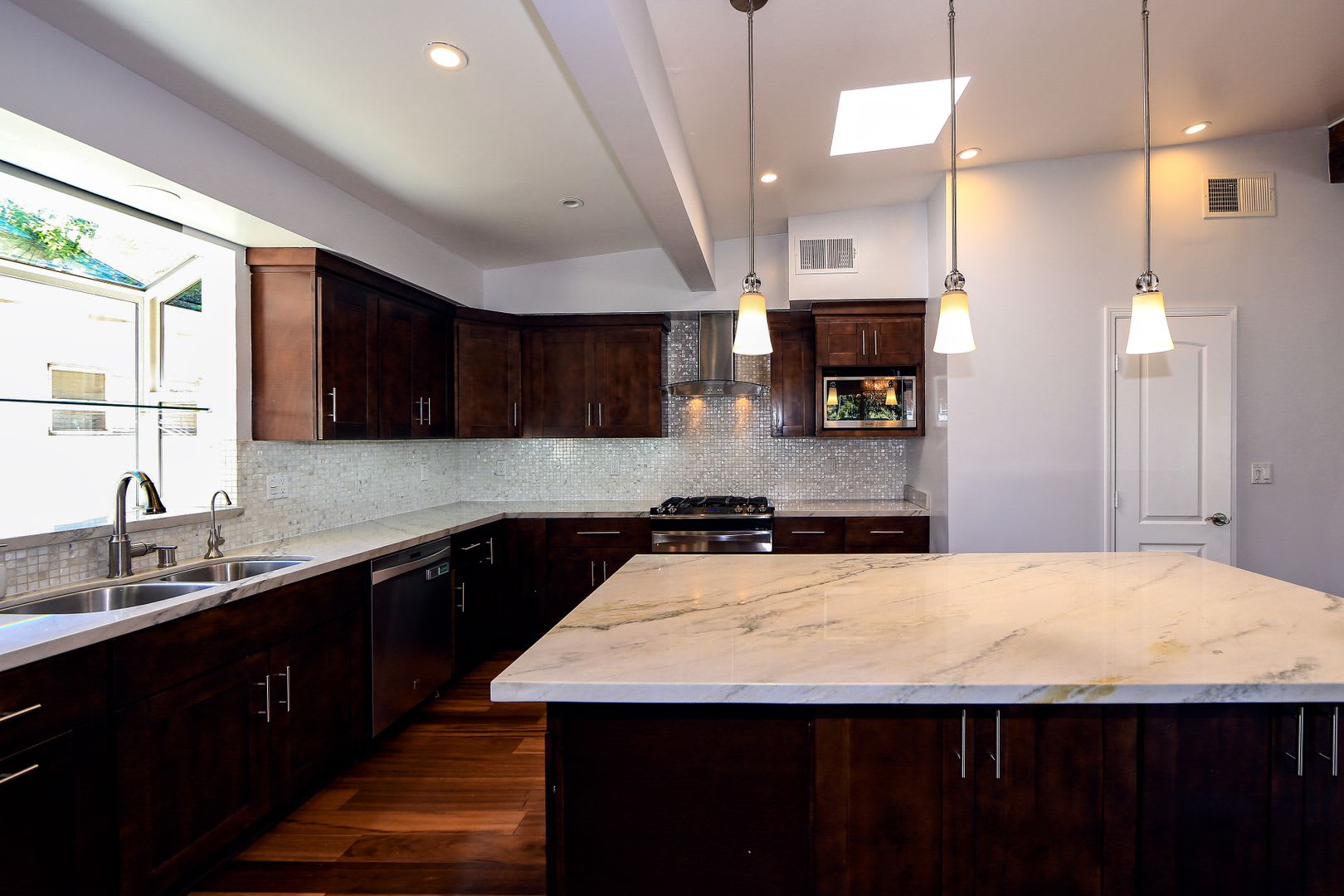 4 Bedrooms/3 Bathrooms in Encino – photo 2