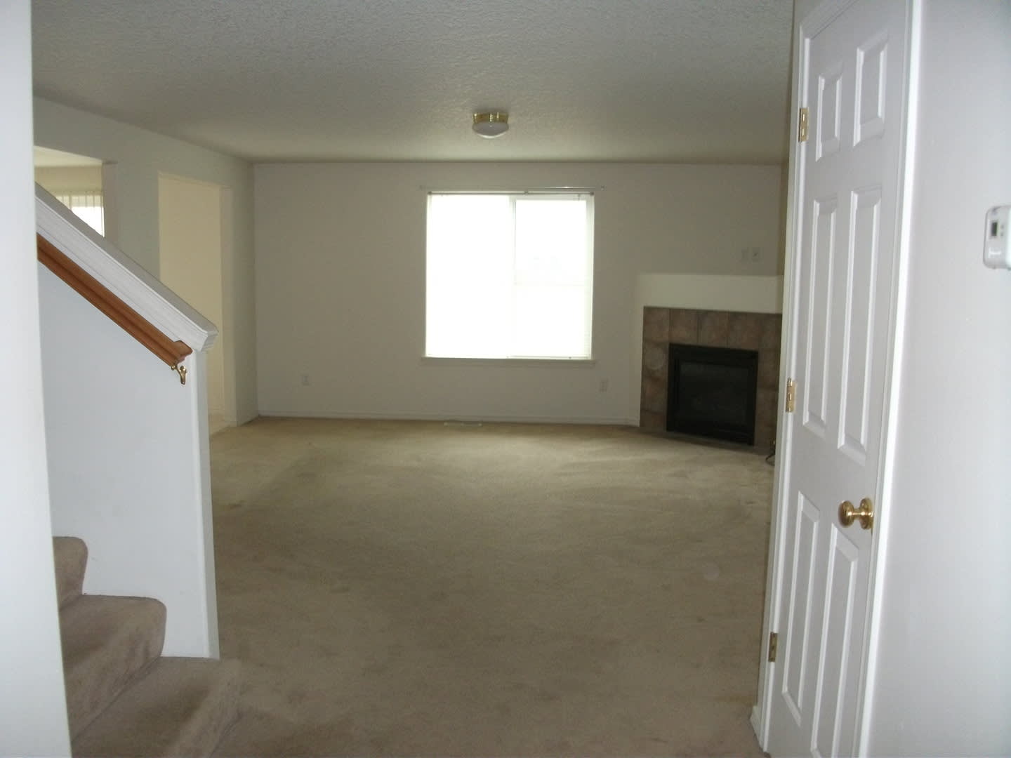 Large Beautiful 4 Bedroom Home w/ Loft & Upstairs Laundry Room! – photo 2