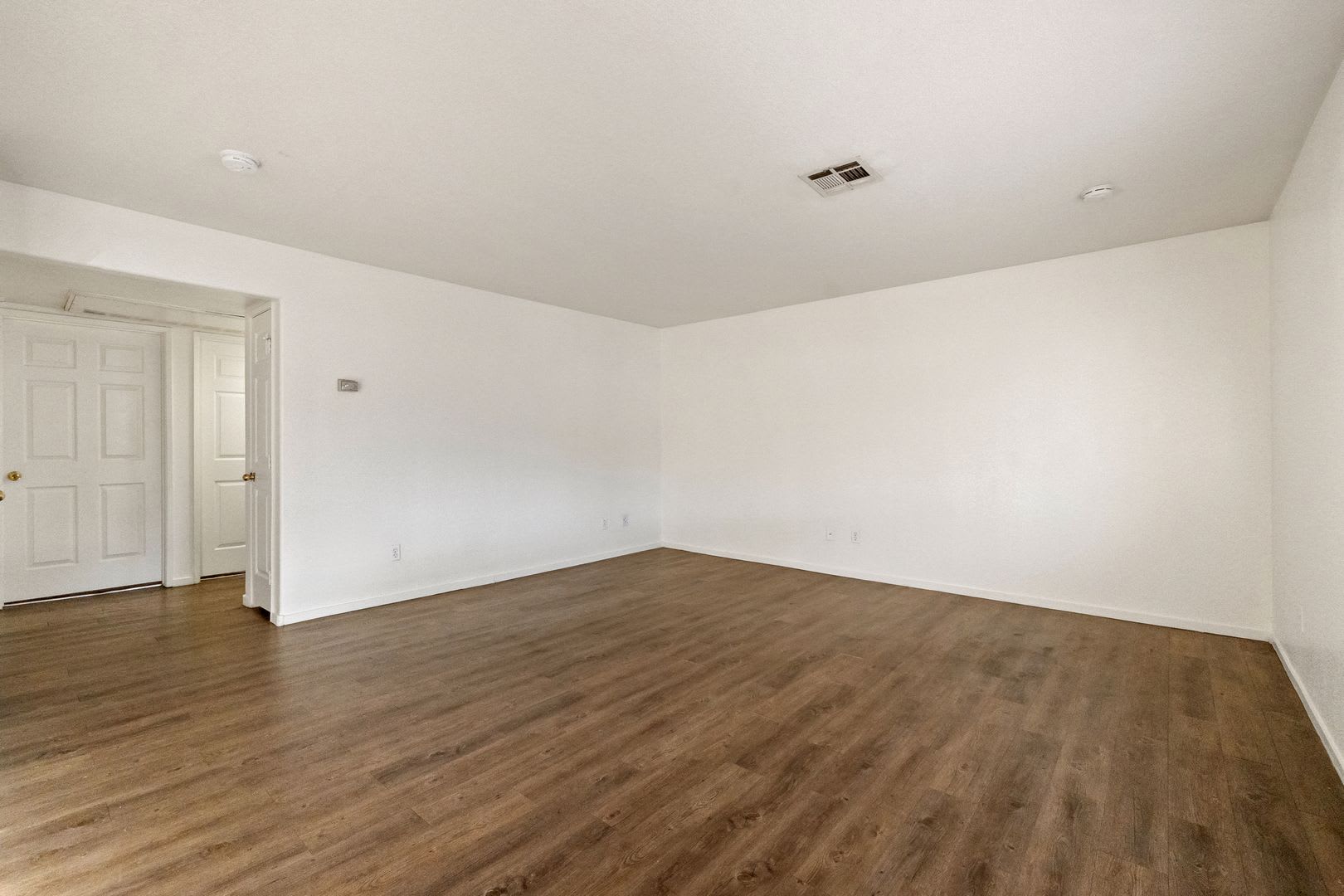 Bright & Open 2 Bed, 2 Bath Condo in Las Vegas – photo 4