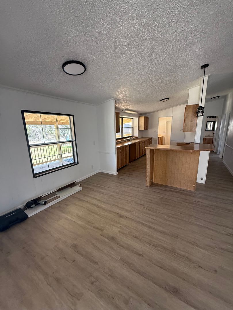 MOVE IN SPECIAL $800 OFF 1ST FULL MONTHS RENT!!! Gated area 3/2 Granbury – photo 4