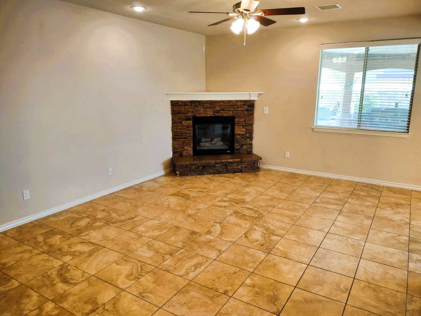 Dazzling Two Story Westside Home With Refrigerated Air Located In Quiet Neighborhood – photo 5