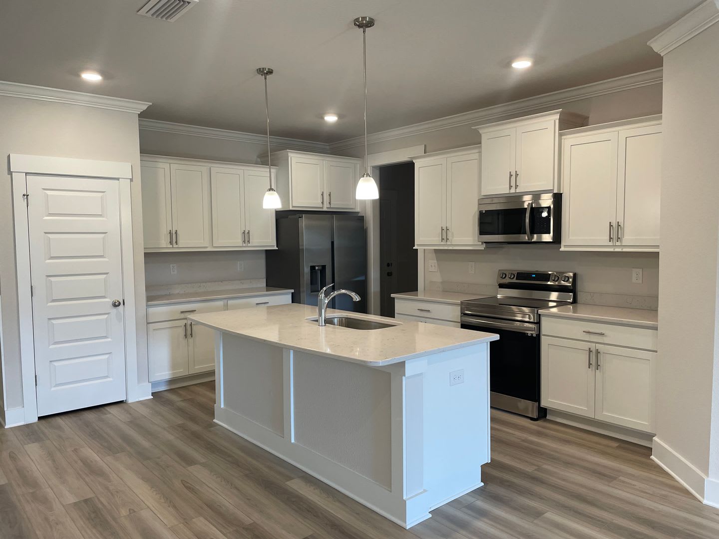 3 Bedroom/2 Bathroom with Office Minutes from Local Beach! – photo 4