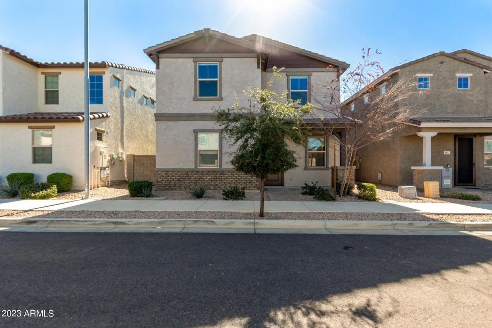 Gorgeous 4 bedroom, 3.5 bath w/2 car garage. Great location in Mesa! – photo 1