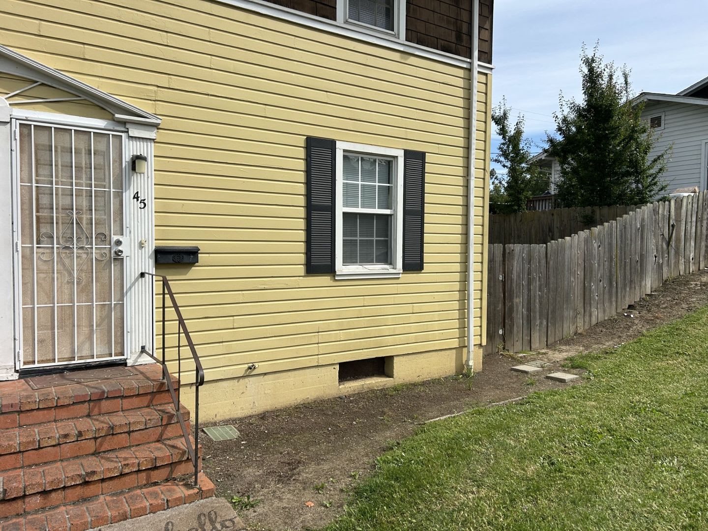 Lovely Two Story 3 Bedroom Unit – photo 1