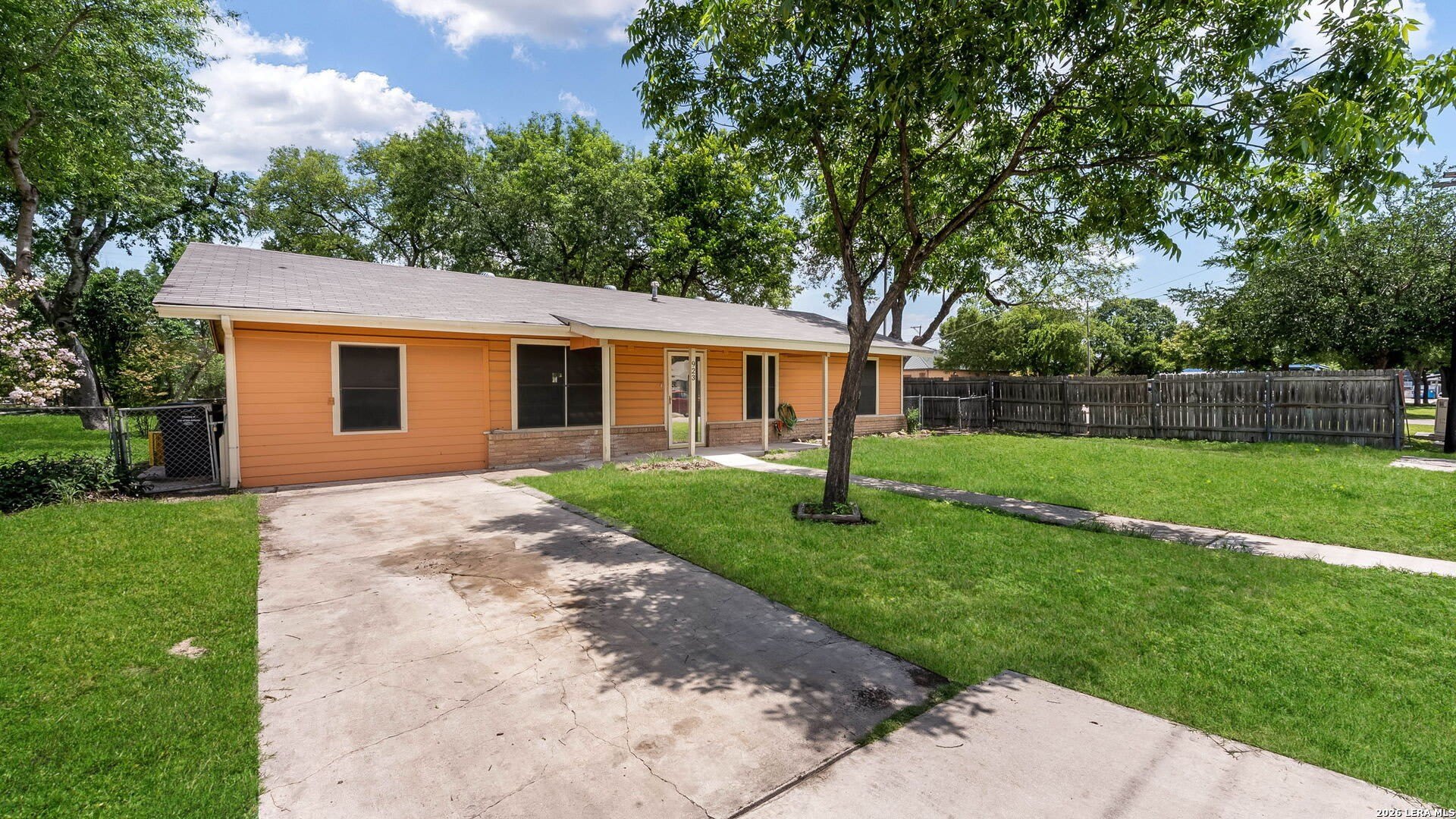 923 Whitman – photo 2