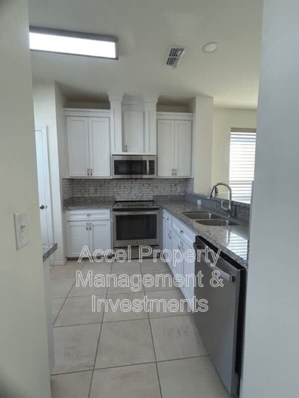 2325 N Peking Street – photo 3