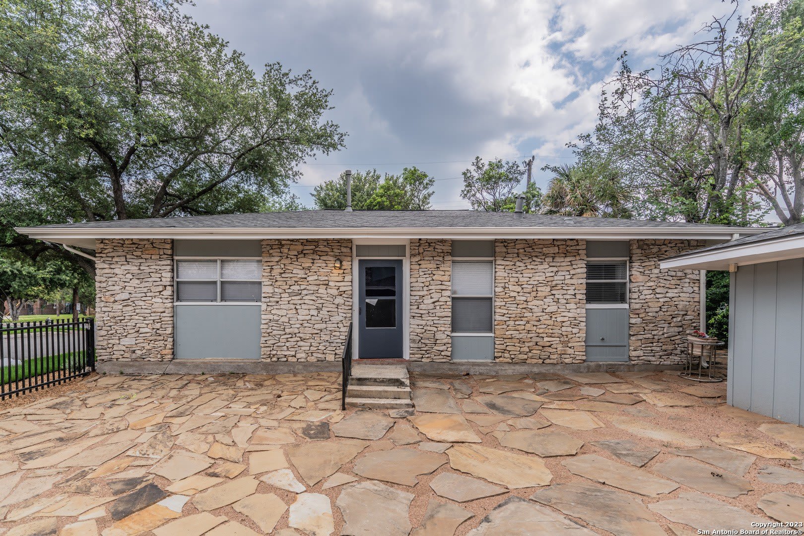 423 E DEWEY PL – photo 1