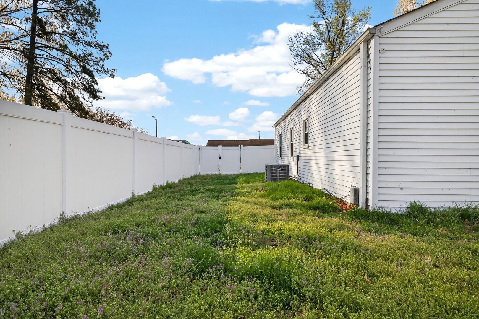 3 bed/2 bath home on large corner lot – photo 3