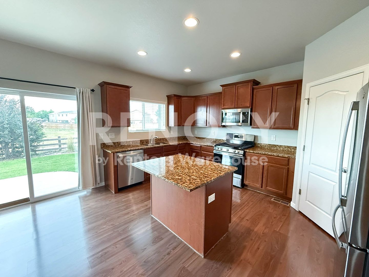 Spacious 4-Bedroom Home with Open Floor Plan and Large Backyard in Thornton – photo 1