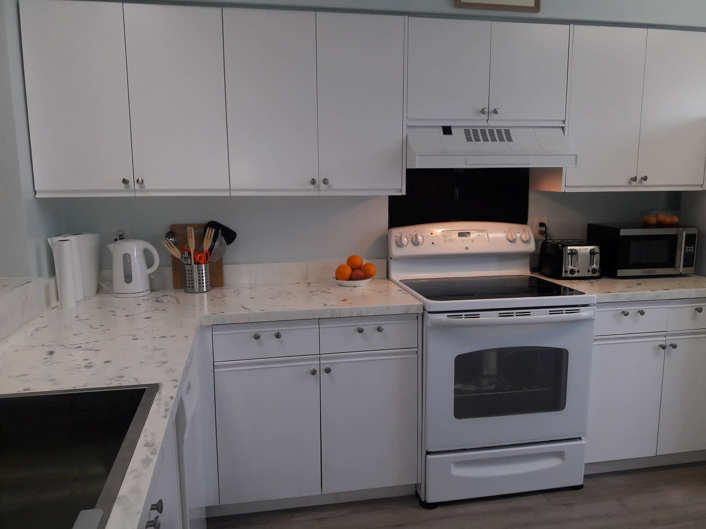Short term, turnkey furnished, 2 bedroom, 2 bathroom condo in convenient Bradenton location. – photo 2