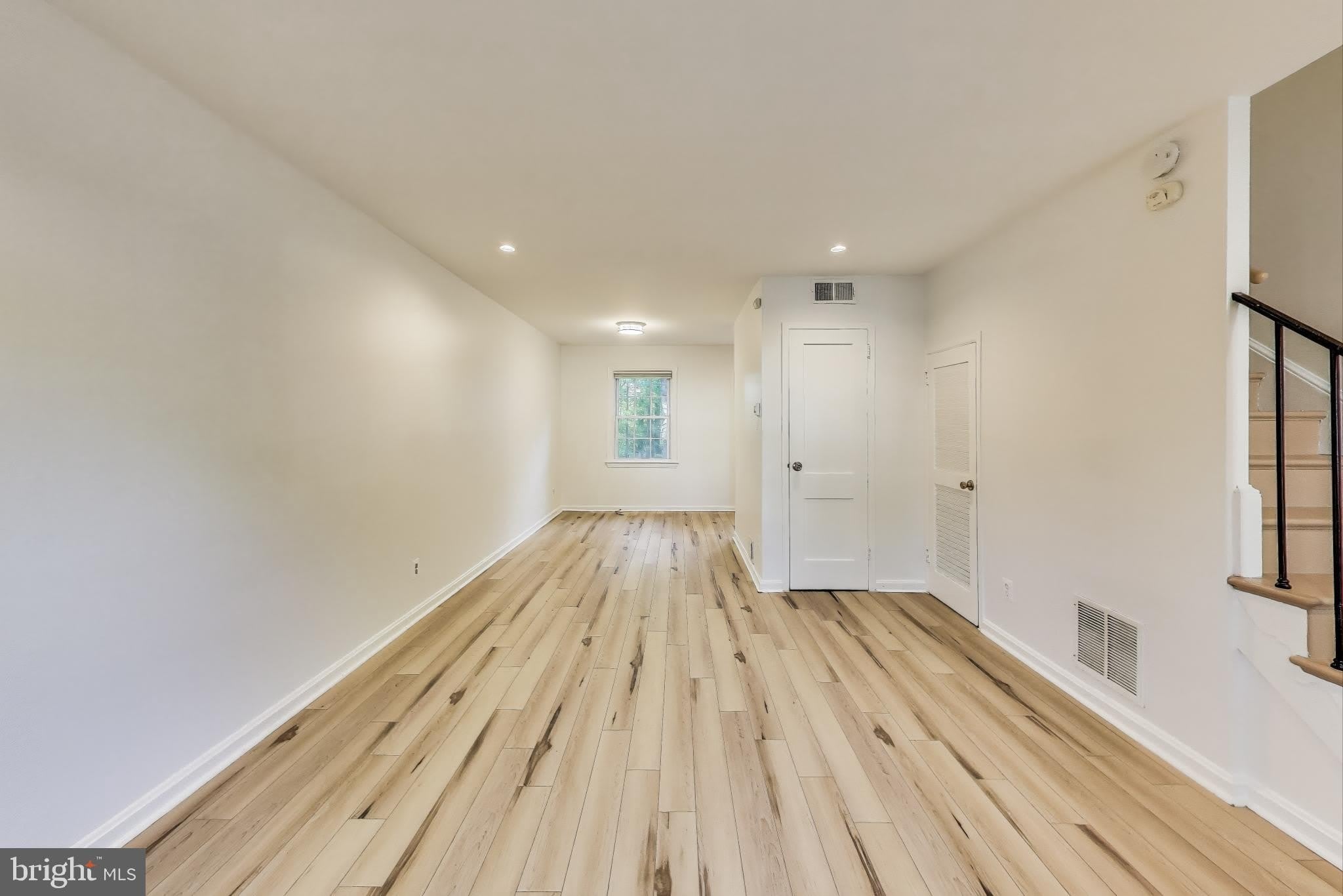 1716 E WEST Highway – photo 5