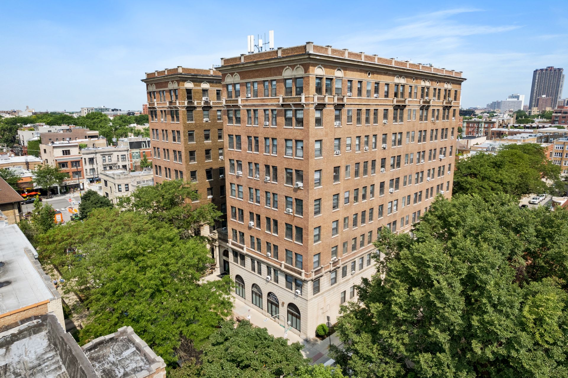 540 West Briar Place – photo 1