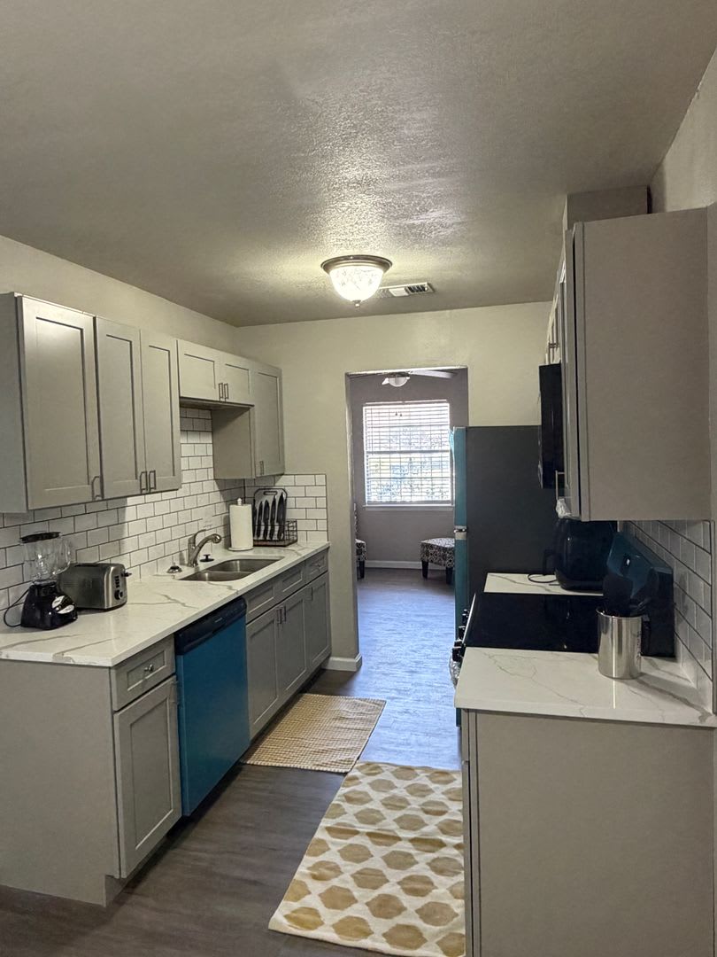 Relocate With Ease Stylish Mid Term Rental All Utilities And Lawn Care Included – photo 2