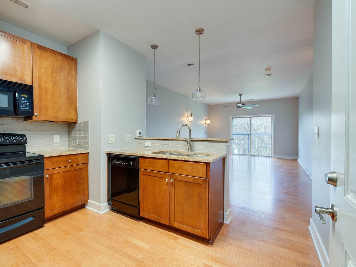 Beautifully Updated And Clean Top Floor Studio Minutes From Uptown And Historic Wesley Heights Neighborhood – photo 4