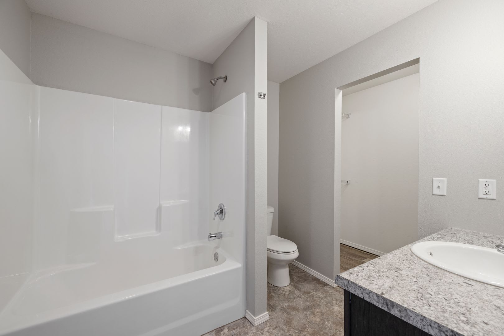 3 bedroom home in Monte Cristo neighborhood with fenced in yard – photo 3