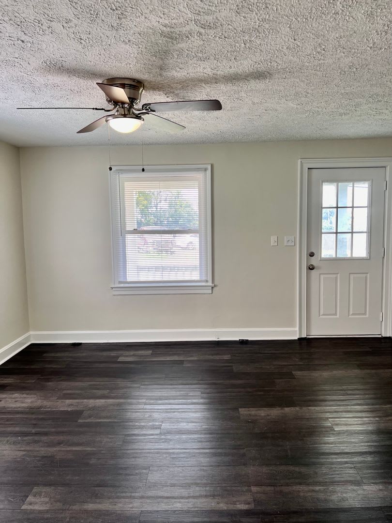 AVAILABLE AUGUST 15! 3 Bedroom Home Near Downtown Clarksville – photo 5