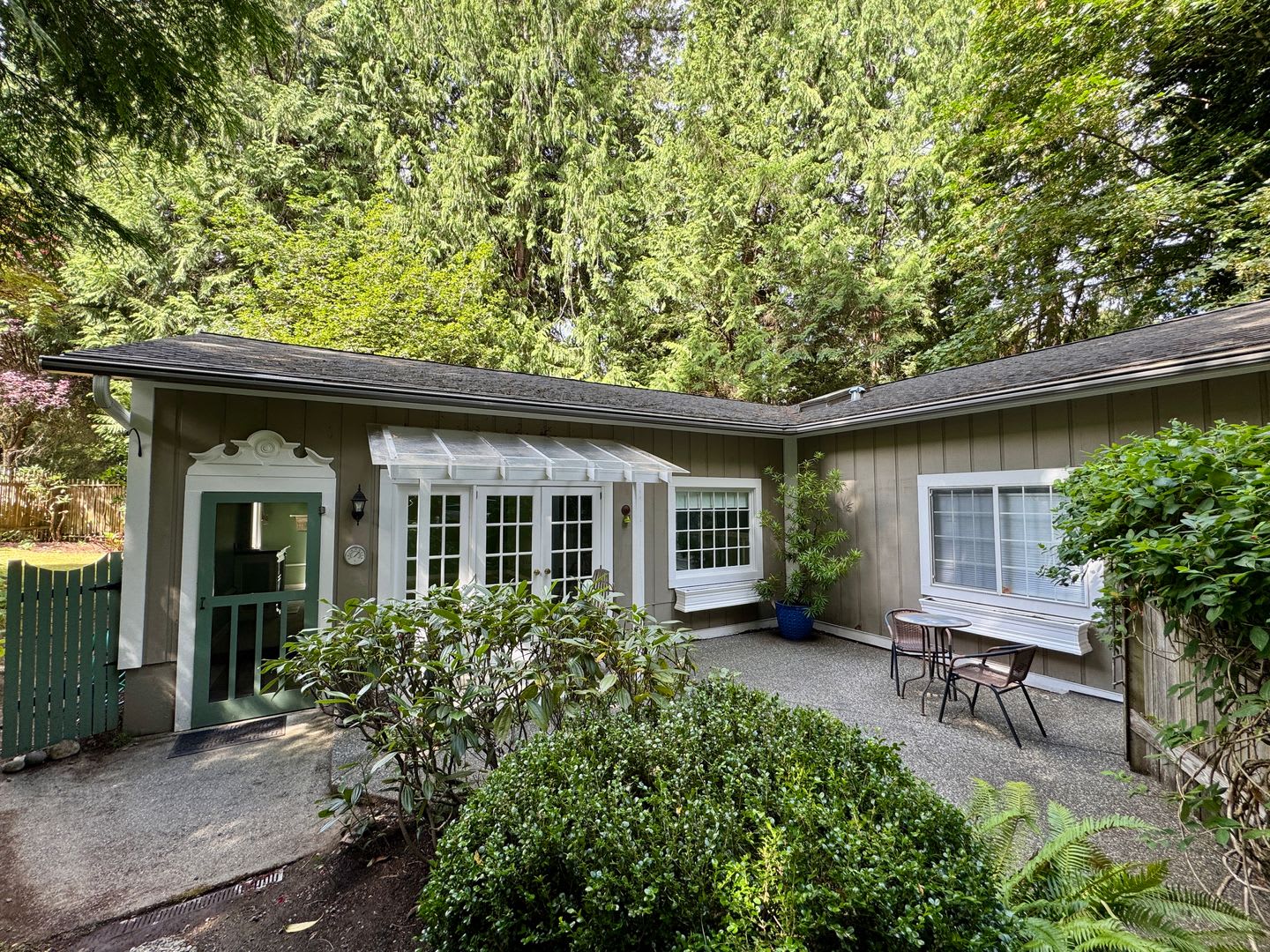 Charming Oversized One Bedroom Cottage Nestled Quietly Among A Beautiful Bainbridge Oasis – photo 3