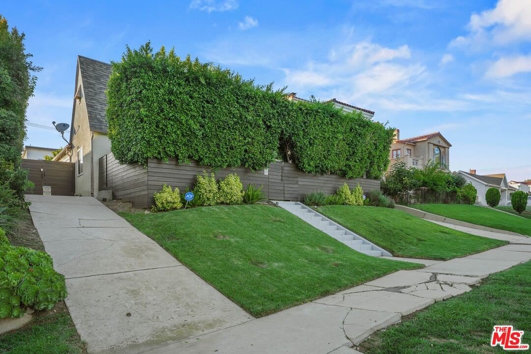1155 S Rimpau Blvd – photo 2
