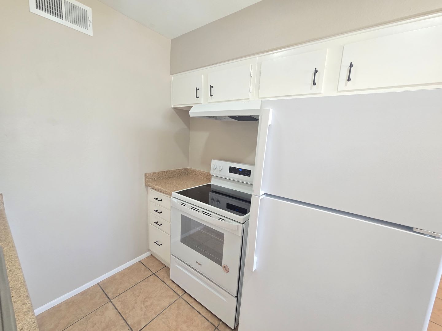 Great Location! Remodeled 1 bed 1 bath – photo 5