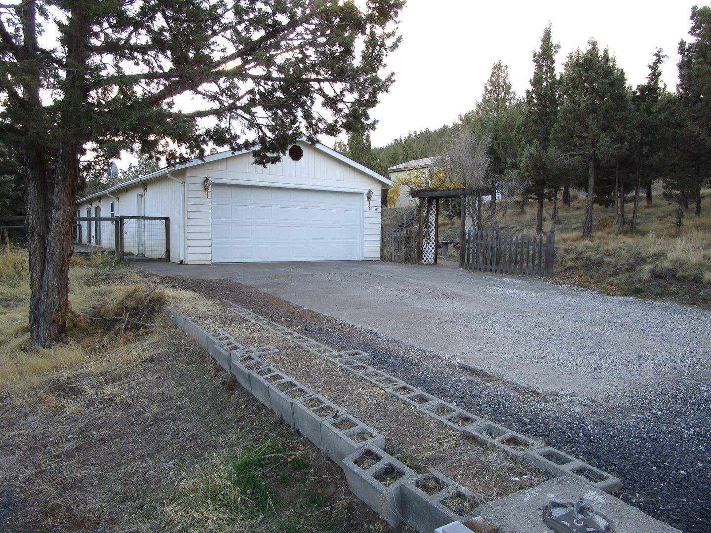 *PRICE IMPROVEMENT* House on Lower Side of Juniper Canyon with Property Space – photo 1