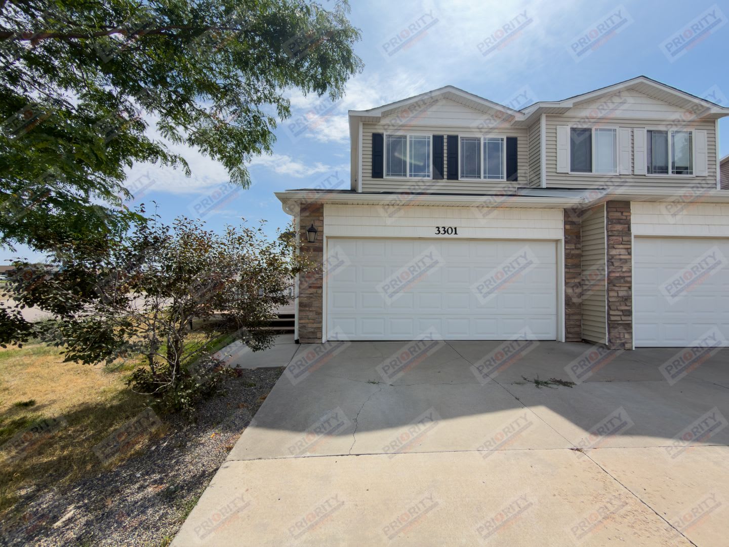 Townhome w/ a 2 car garage on a corner lot – photo 1