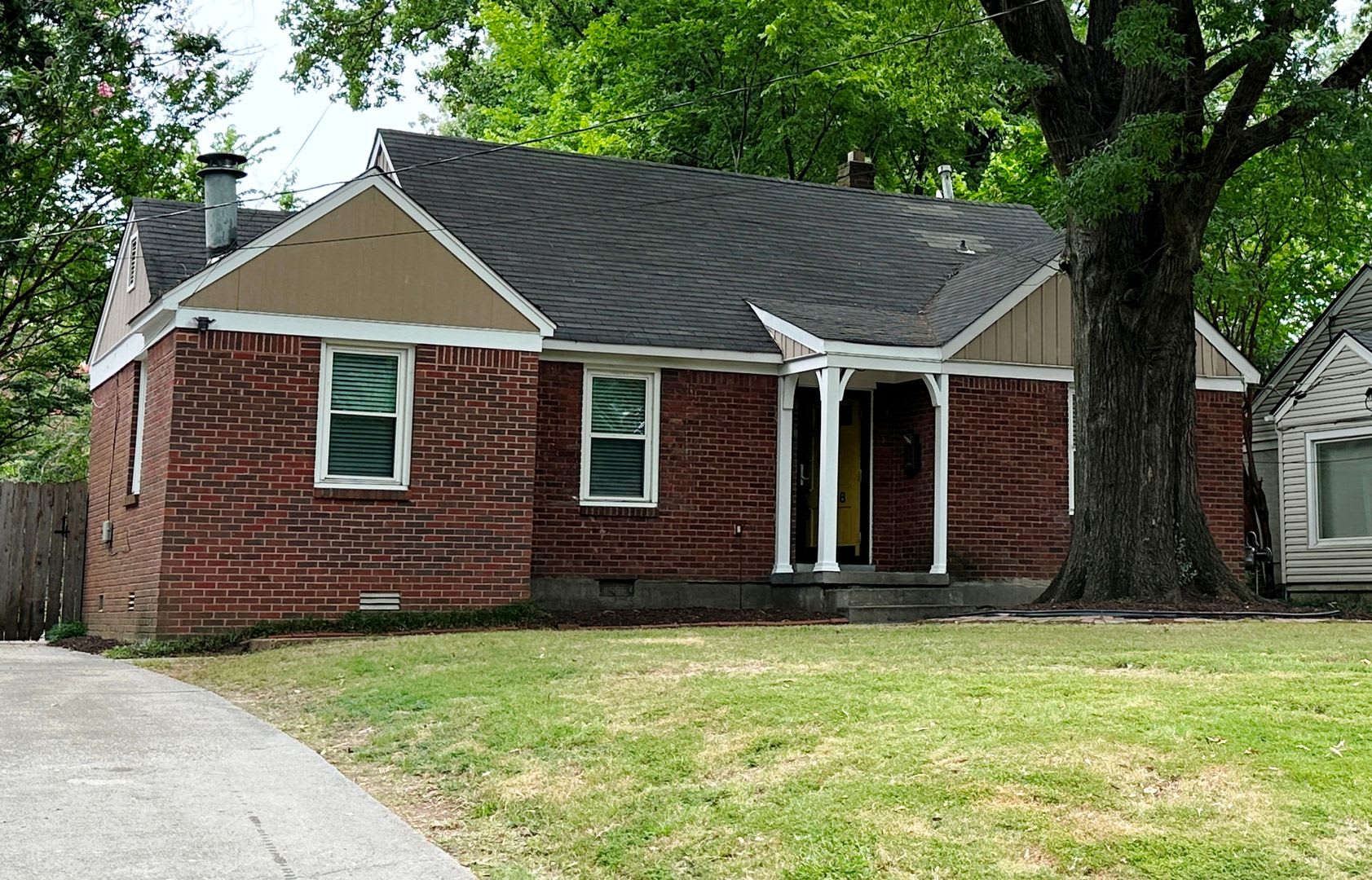 Near Chickasaw Gardens! Split bedroom floor plan! Huge fenced in back yard! – photo 1