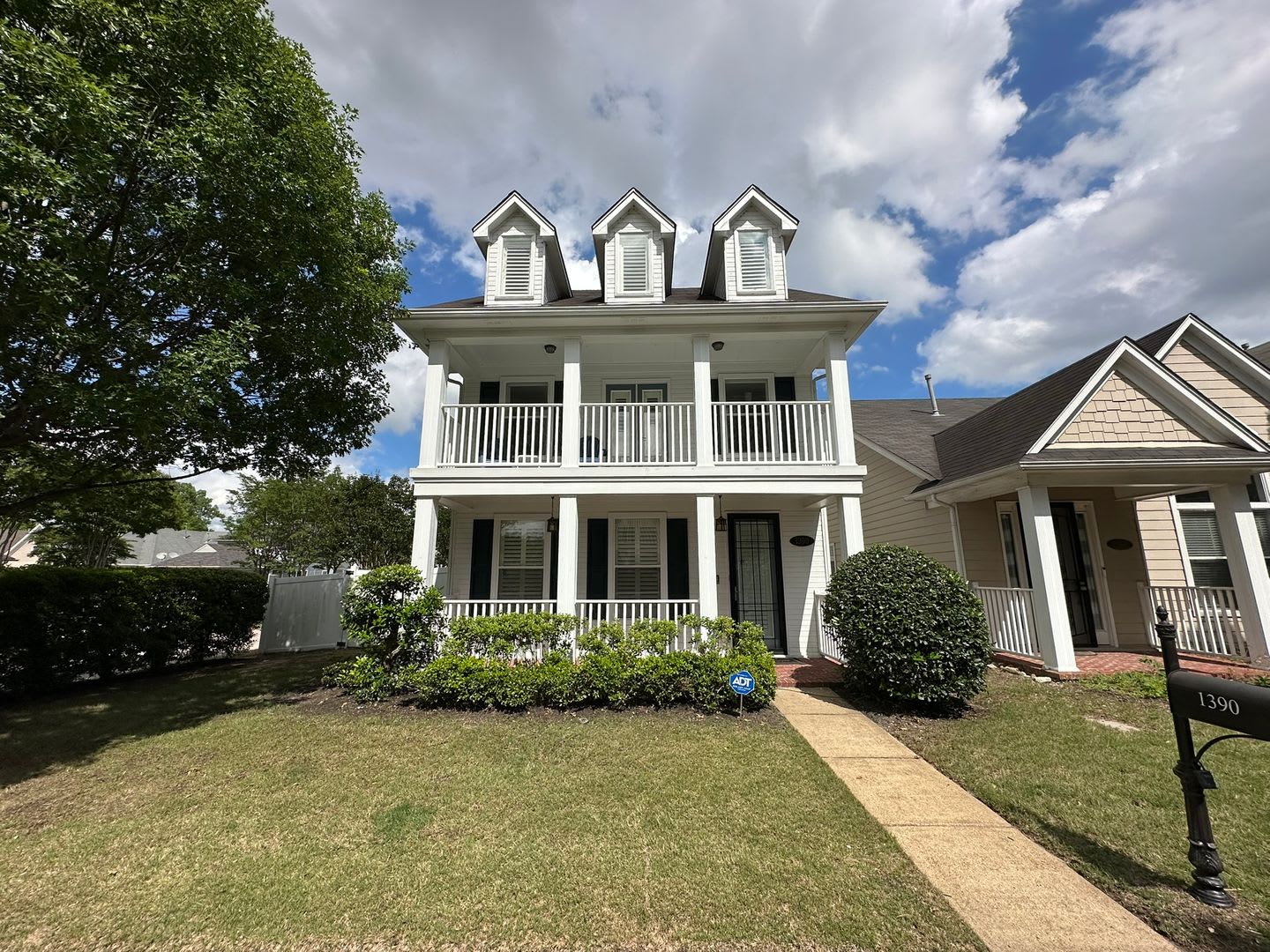 Large 3 bd 2.5 bath with all new paint! Fenced in yard and screened in porch!! – photo 1