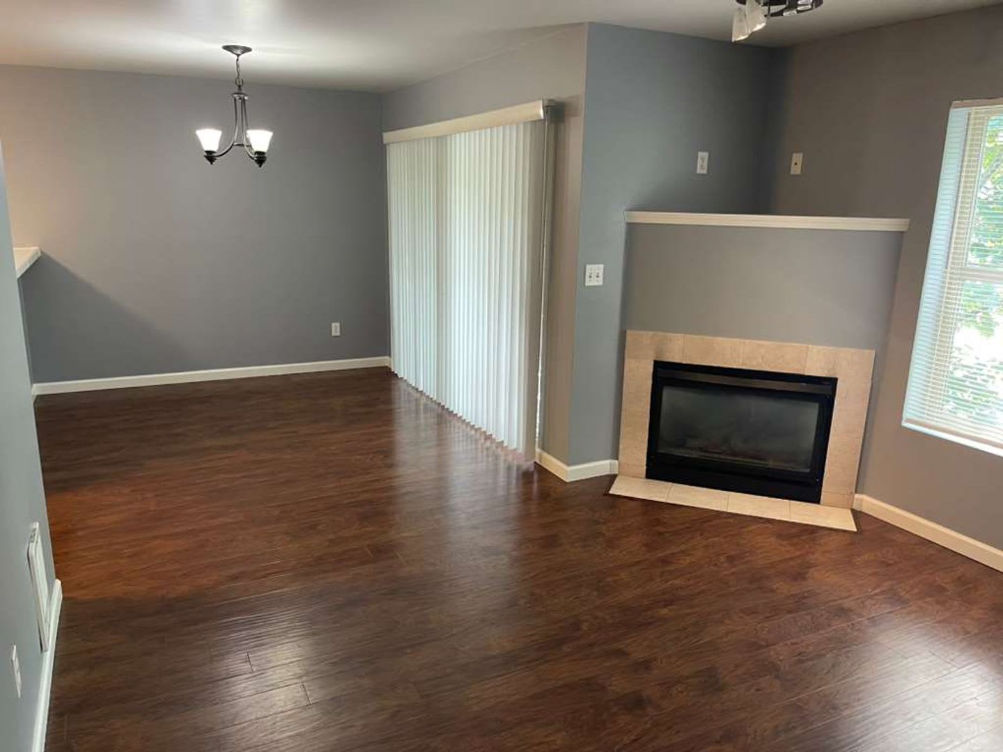 Bright Top-Floor Condo in Maple Leaf – photo 5