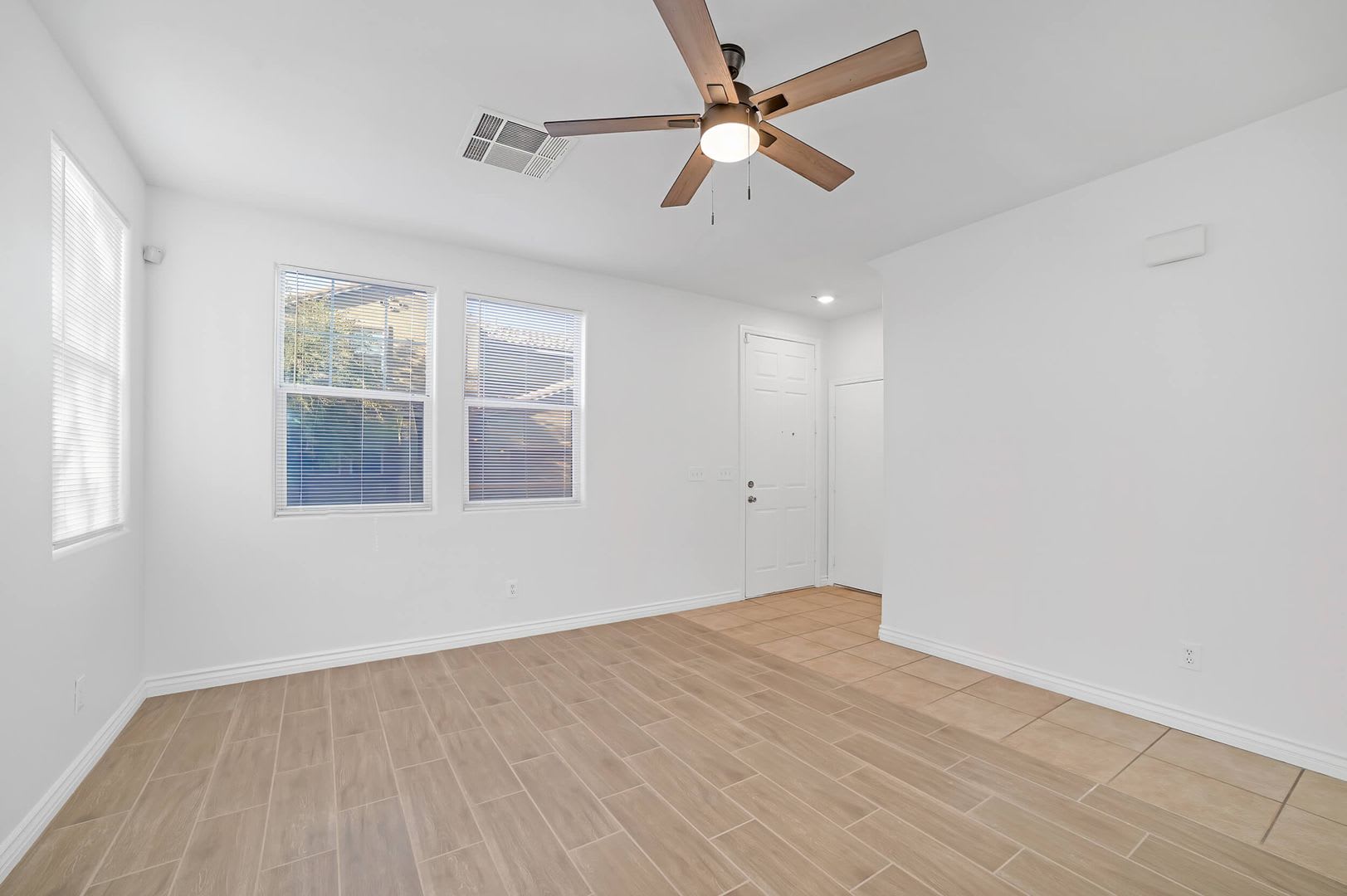 MOVE IN READY 3-BEDROOMS 2-BATHS 2-CAR GARAGE HOME! – photo 3
