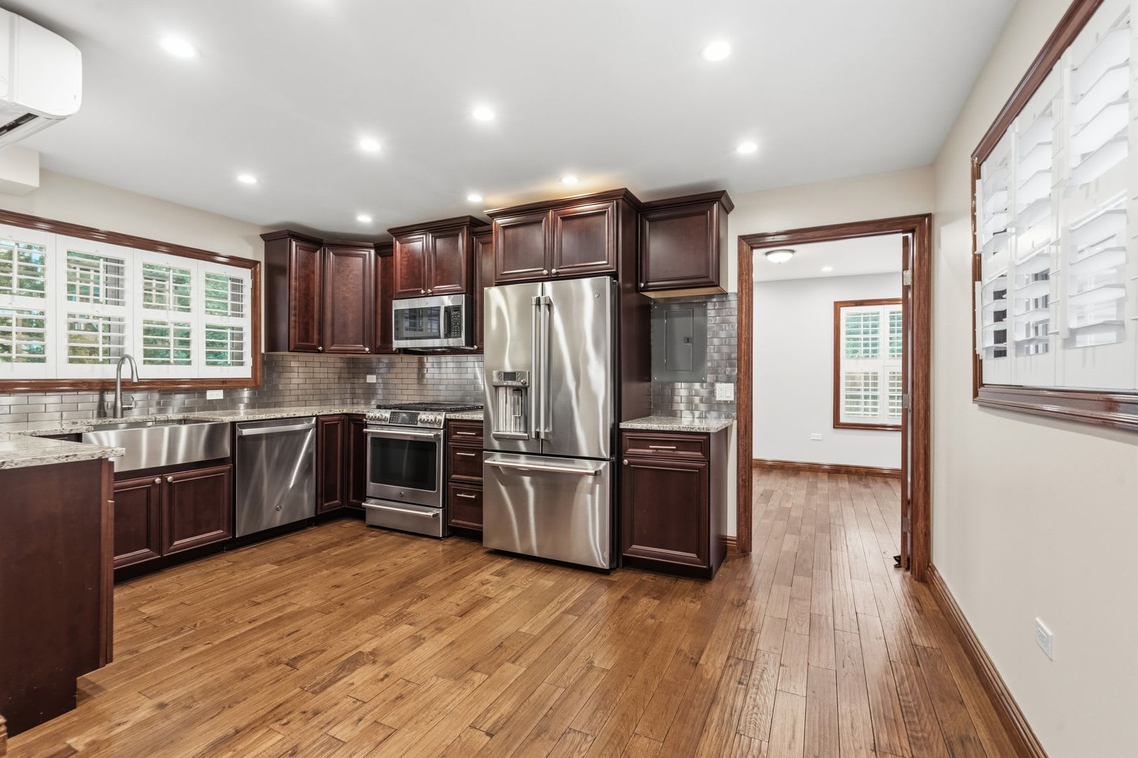Charming 3 Bdrm, 3 Bath Renovation with Private Driveway & Outdoor Space – photo 2