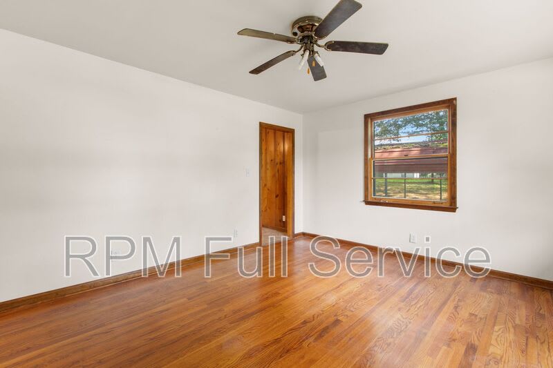 570 Carol Drive – photo 2