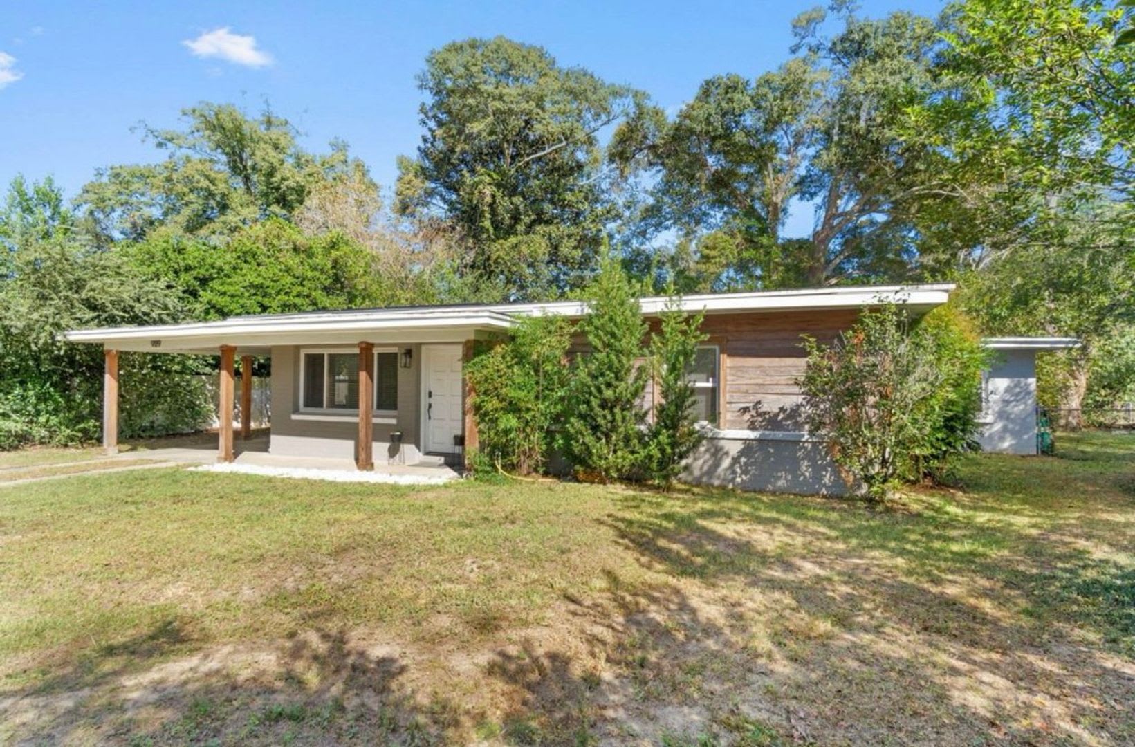 Beautifully Updated 3-Bedroom Home with Modern Finishes & Spacious Living! – photo 3