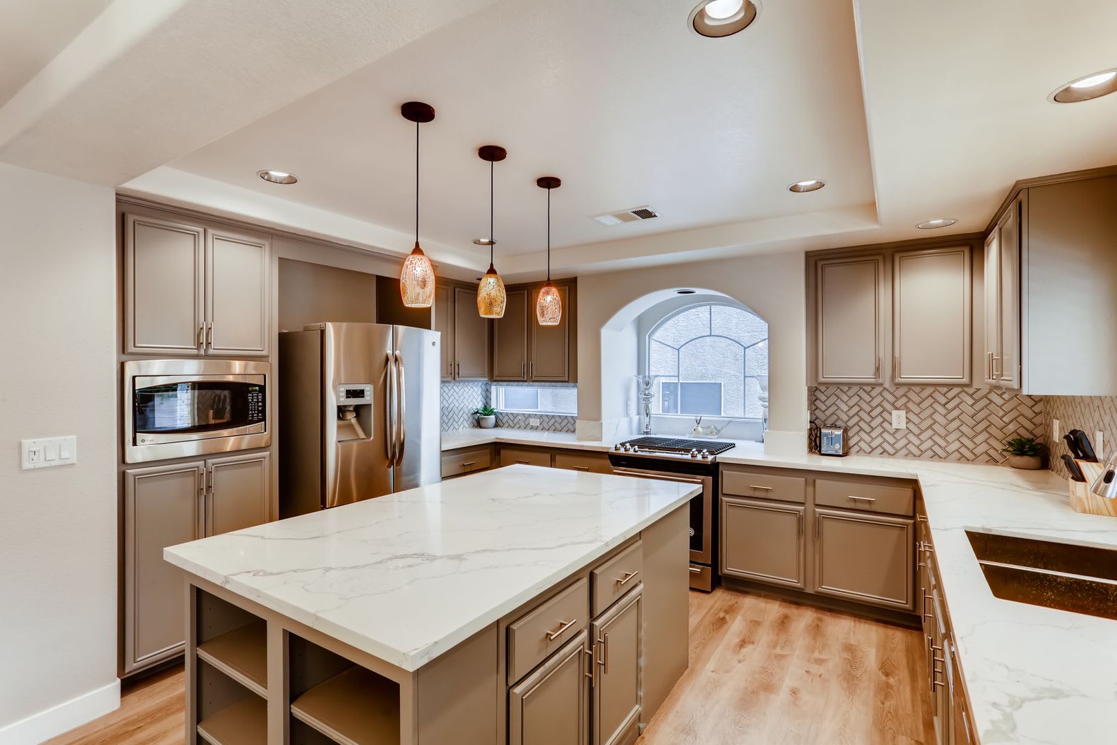 Modern 5-Bedroom, 3-Bathroom Oasis with a 3-Car Garage in the Heart of Las Vegas – photo 5