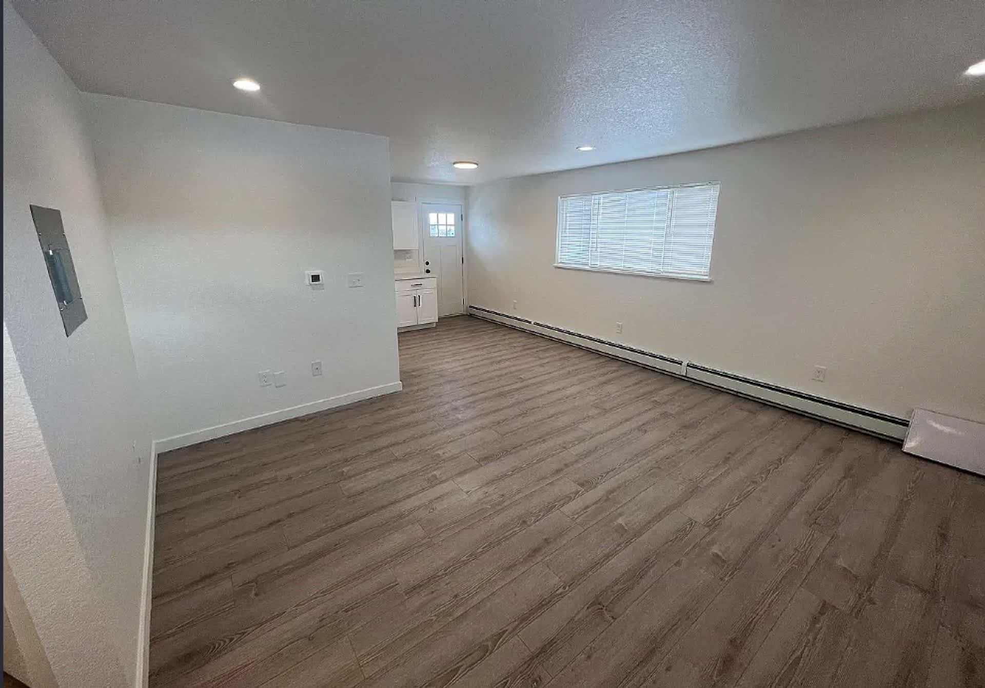 Beautiful 2 Bed Apartment with Reserved Parking Spots – photo 3