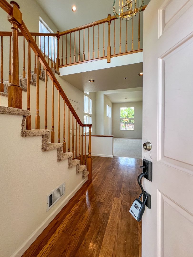 Spacious 4 Bedroom Home in Napa's Vineyard Estates – photo 2