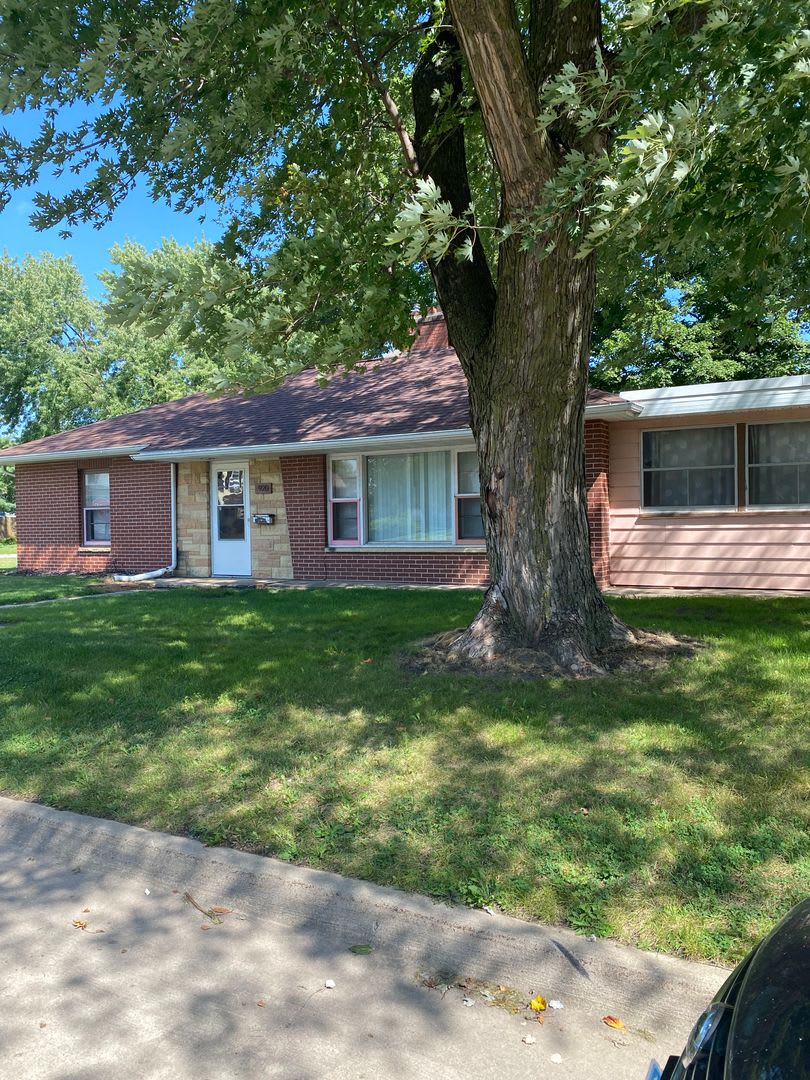 2 Bedroom, 1 Bath Single Family Home with Single Stall Garage 920 Ashland Waterloo, IA – photo 1