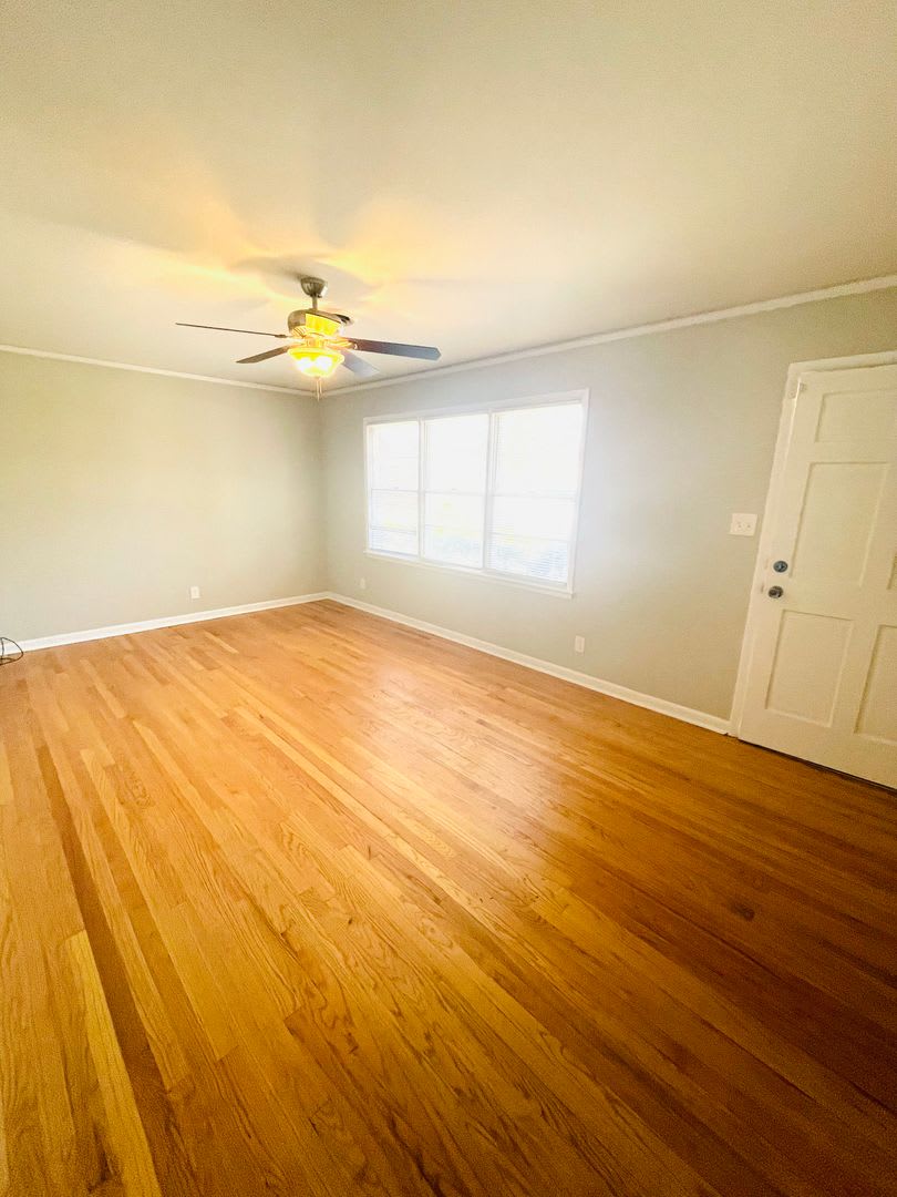 3 Bed 2 Bath Located Forest Hills To Schedule A Self Showing – photo 4