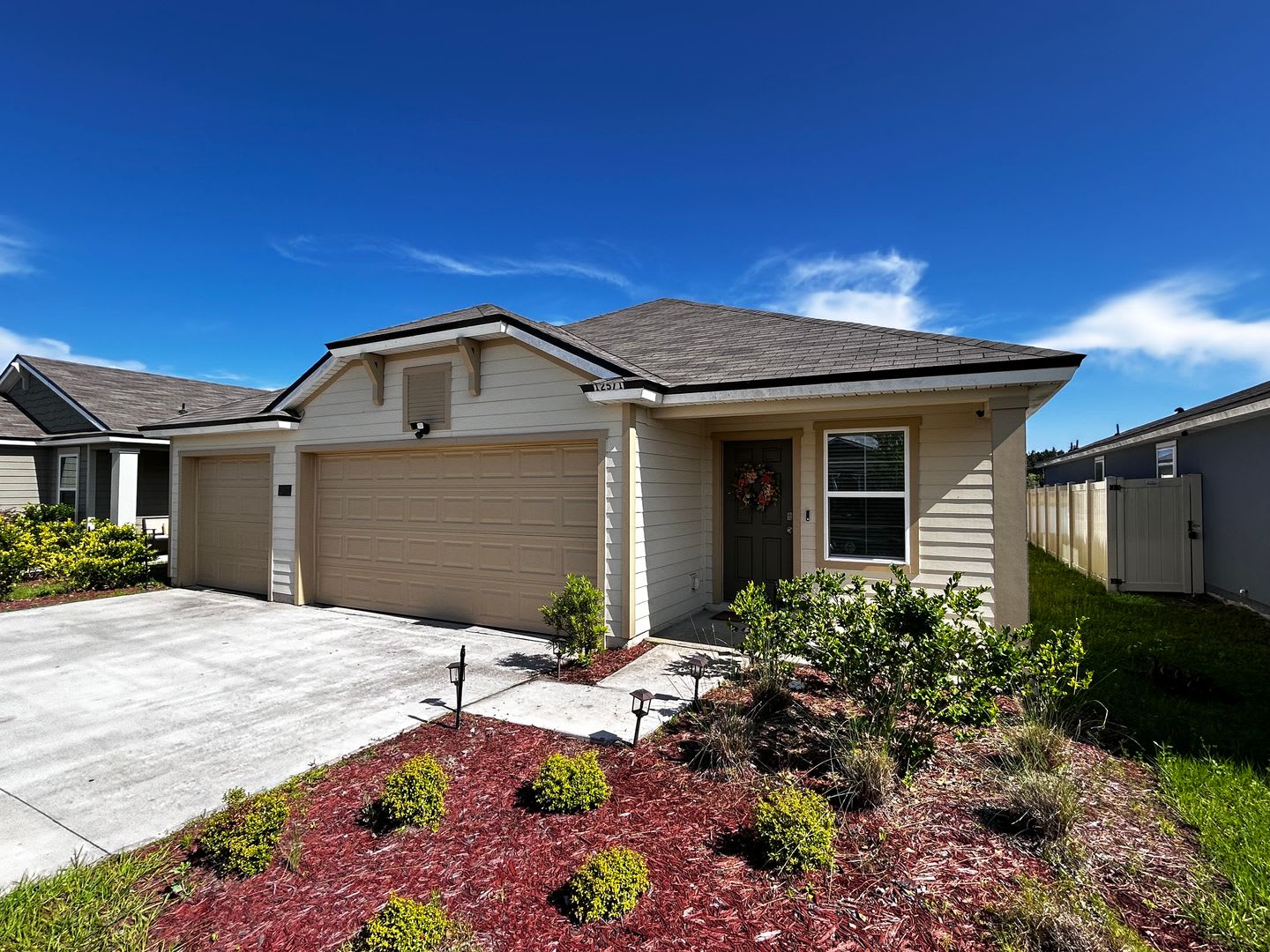 Picturesque Waterfront 4 Bedroom Home With Premium Amenities 3 Car Garage 500 Off First Month S Rent – photo 2