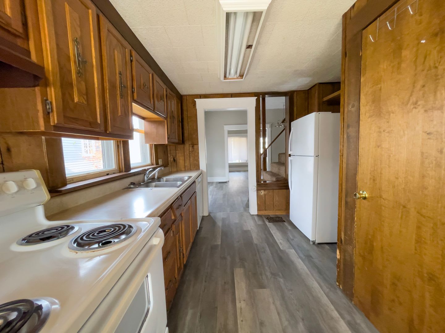 Preleasing For August Convenient Campus Living 4Br With Fenced Yard Covered Parking – photo 2